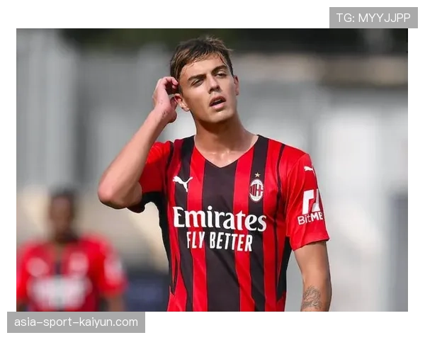 花絮:致敬传奇,AC米兰对阵尤文图斯赛前举行马尔蒂尼雕像揭幕仪式。